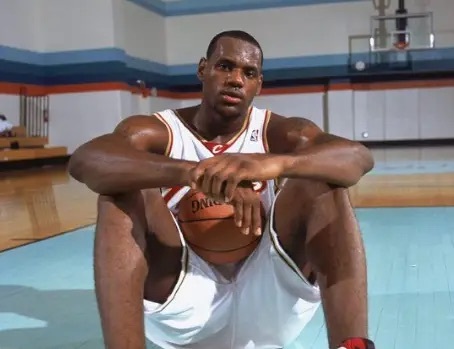 最长的河！詹姆斯成为2000-2010年唯一未退役状元。霍华德今日宣布退役后，除