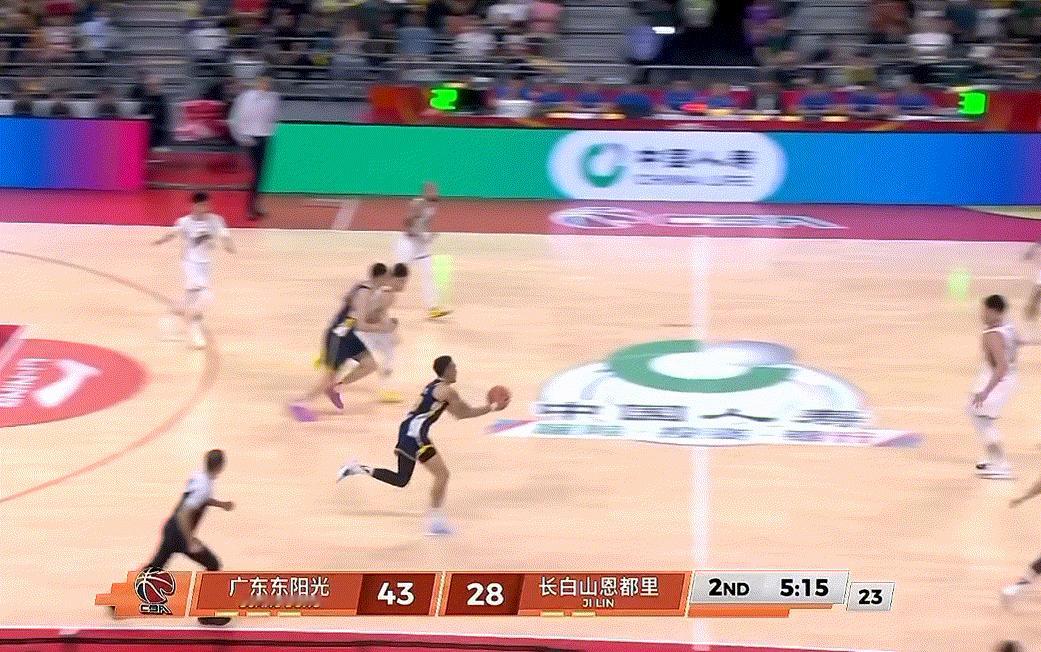 胡明轩转换三分也进！感觉广东队半场就要打花了 广东男篮vs吉林男篮