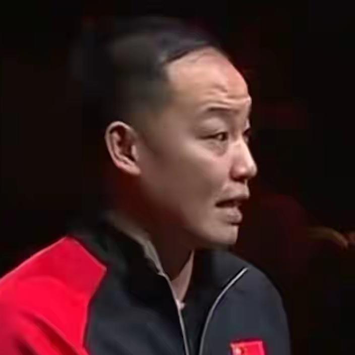 照片中的小伙儿是1995年出生的任浩，现任王曼昱的主管教练。此次中国大满贯，他全