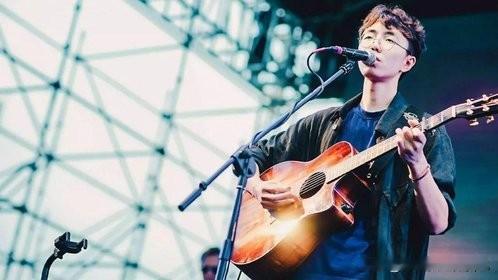 长城晚风配民谣！陈鸿宇在榆林开唱，一开口全场直接破防
​
榆林的乐迷们集合！清爽