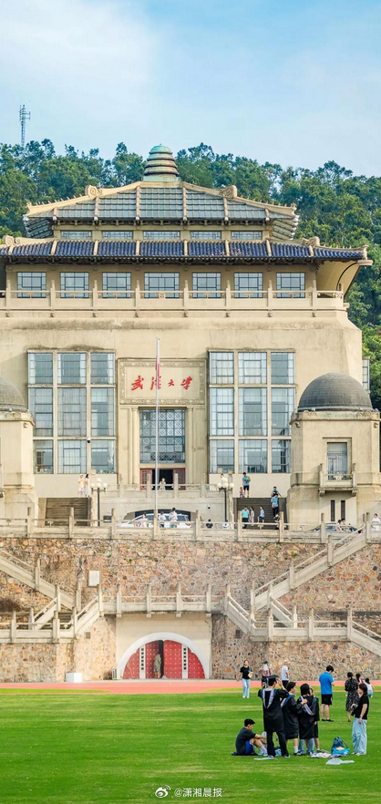 【媒体评：#别让武大的善意开放沦为无序打卡场#】#武汉大学敞开校门的意义绝不是打