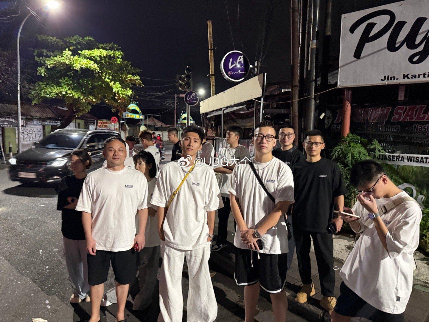巴厘岛风云之半夜找不到吃的在路上摆pose[苦涩] ​​​