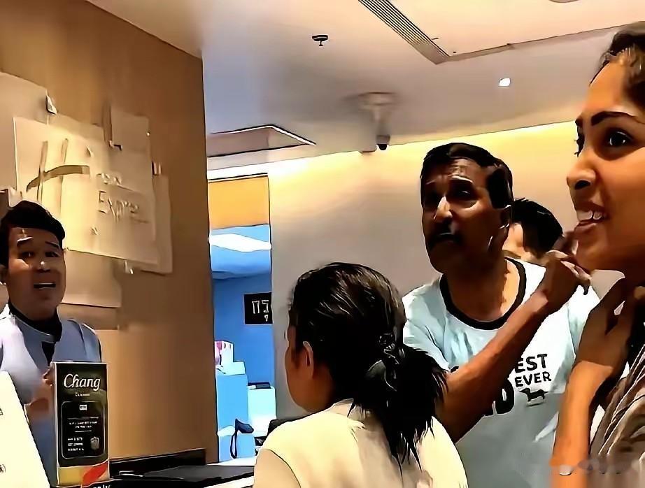看了好笑，
一个印度女人在上海做了美甲，做完了不给钱，还说我是印度人，我任何地方
