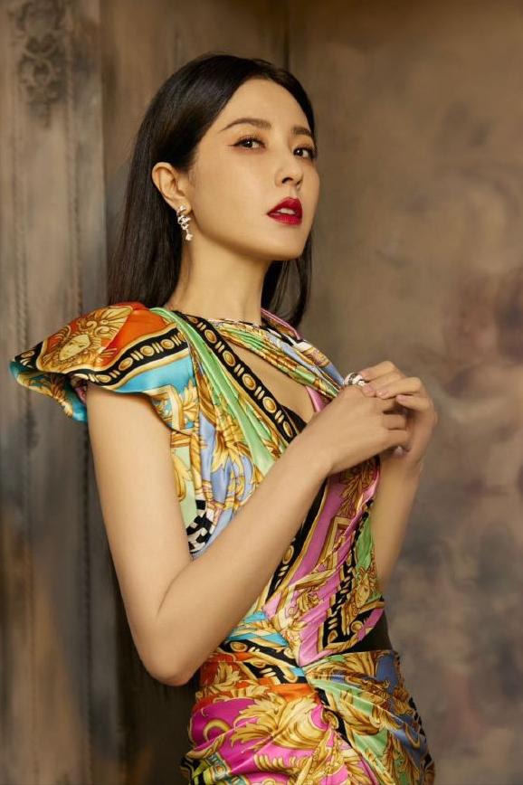 演员，秦海璐说，中戏的时候，曾黎真的很漂亮，宿舍楼底下，总是坐着一排男生，就等着