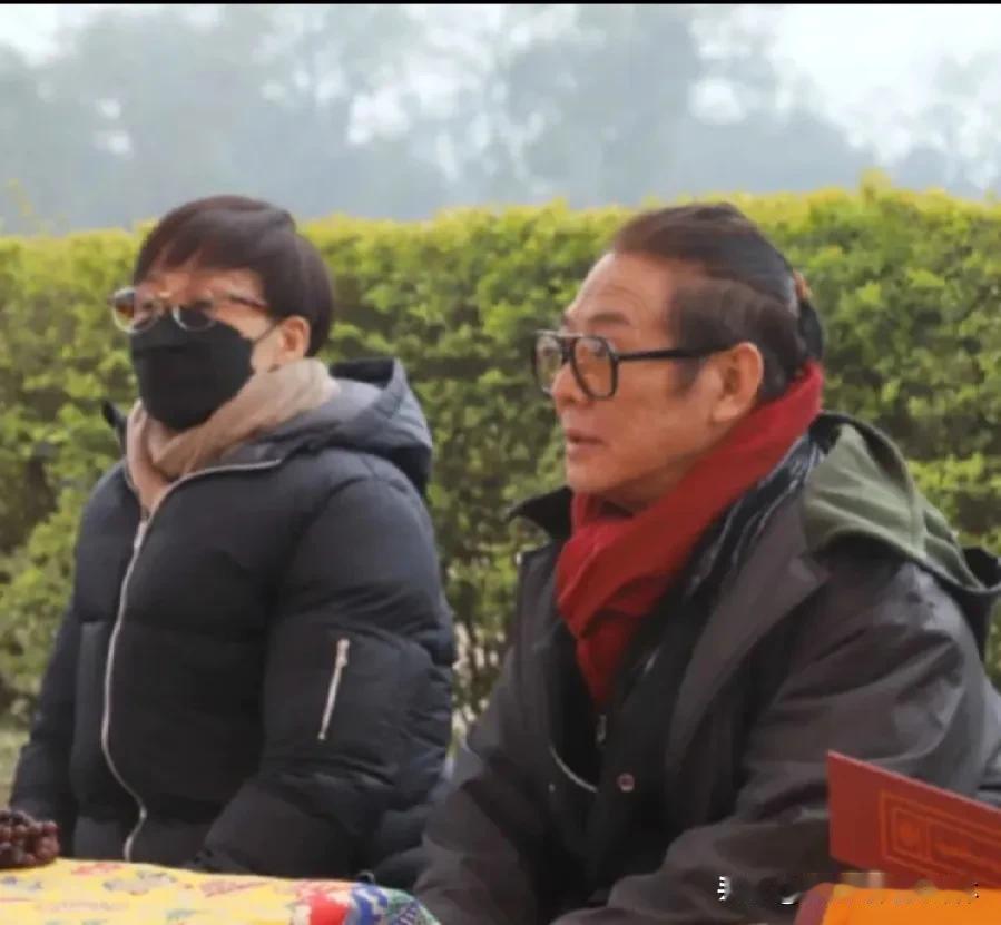 李连杰和利智这对夫妇在尼泊尔的修行之旅引起了人们的关注。据了解，李连杰患有甲亢多