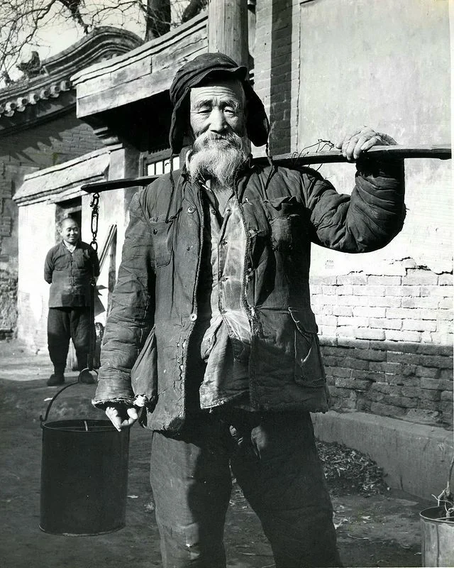 1950年代，北京胡同里的老爷爷。