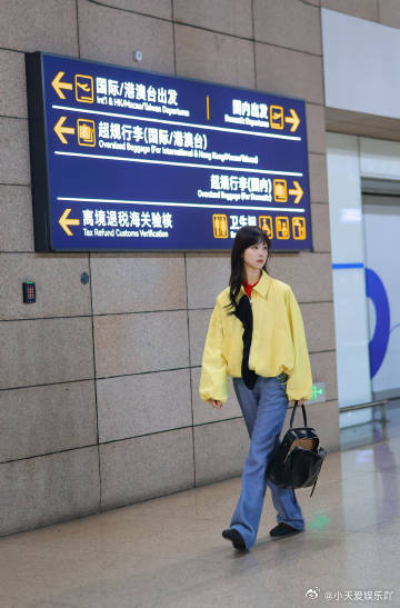 陈都灵赴罗意威大秀 陈都灵机场造型清新又充满活力，LOEWE亮黄外套搭配红内搭，