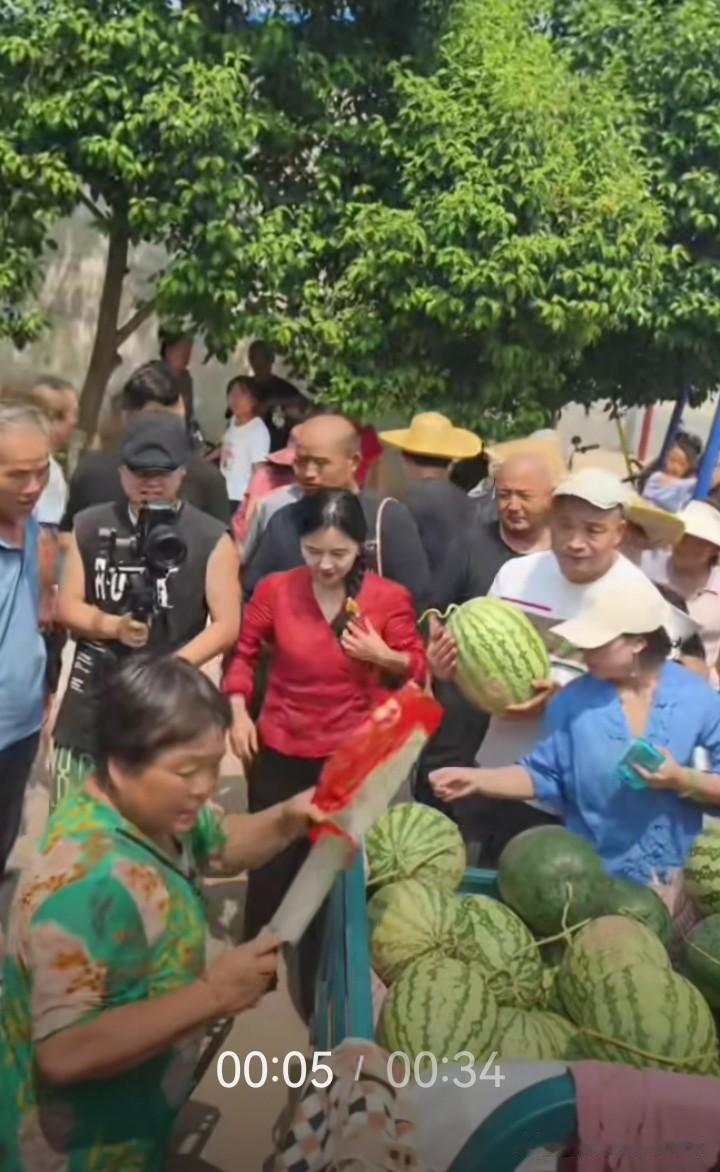 相宜的助农选品会顺利举行，那么一个大主播帮自己卖农产品，父老乡亲别提多高兴了。