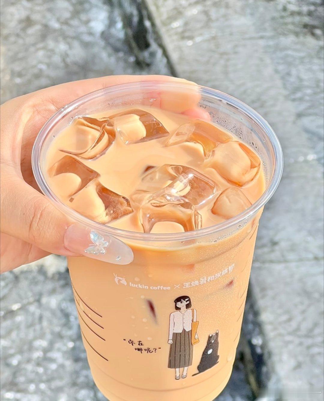 瑞幸推出庆祝款泰国奶茶历时多年的泰假案终于迎来胜诉，瑞幸直接上新泰奶当作庆功饮品