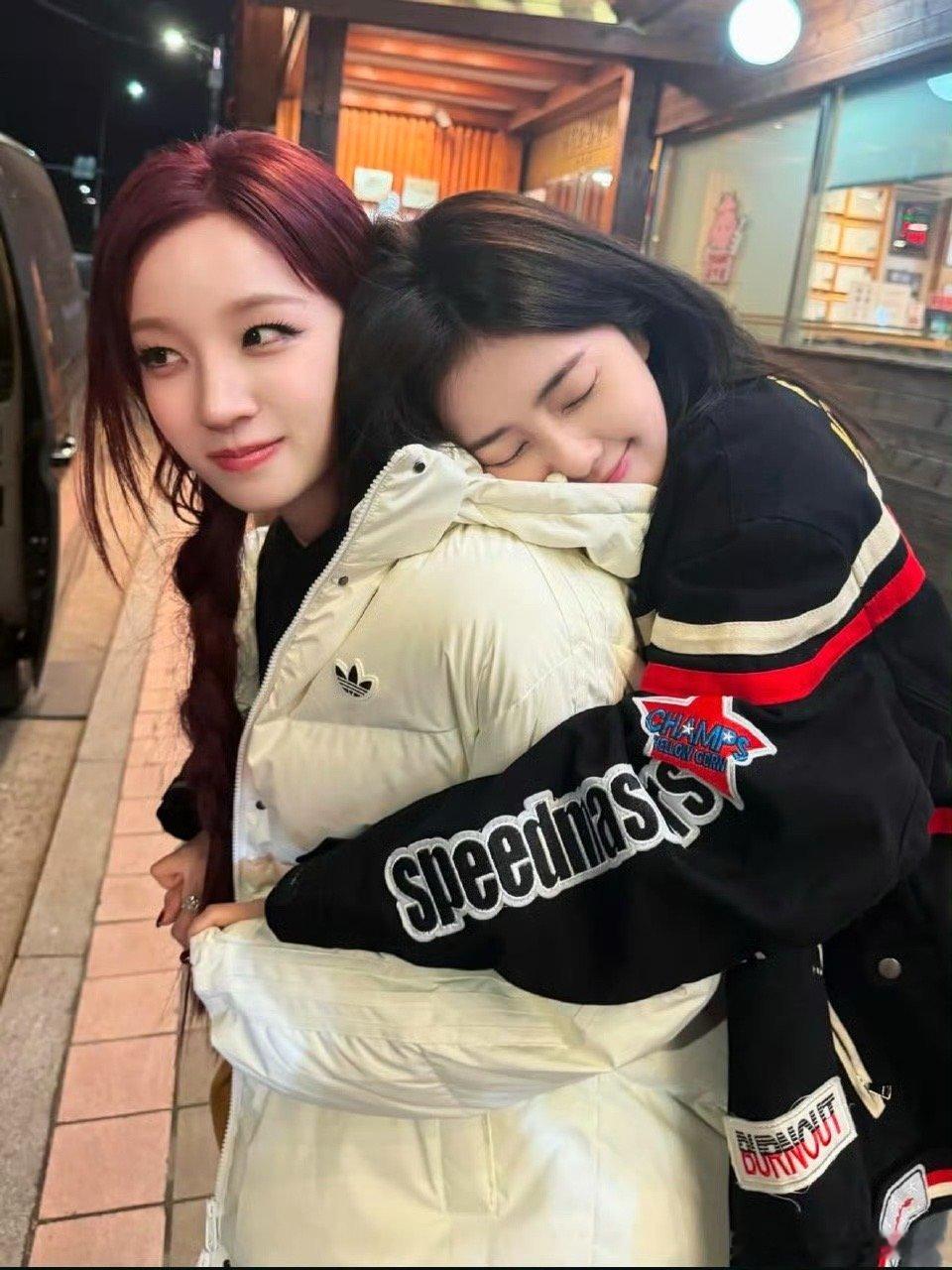 923姐妹的感情好好啊！！白鹿还去韩国看了宋雨琦演唱会，视频里还在应援～就这样温