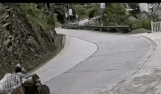 严丝合缝，这个口子就是给三轮车定制的。