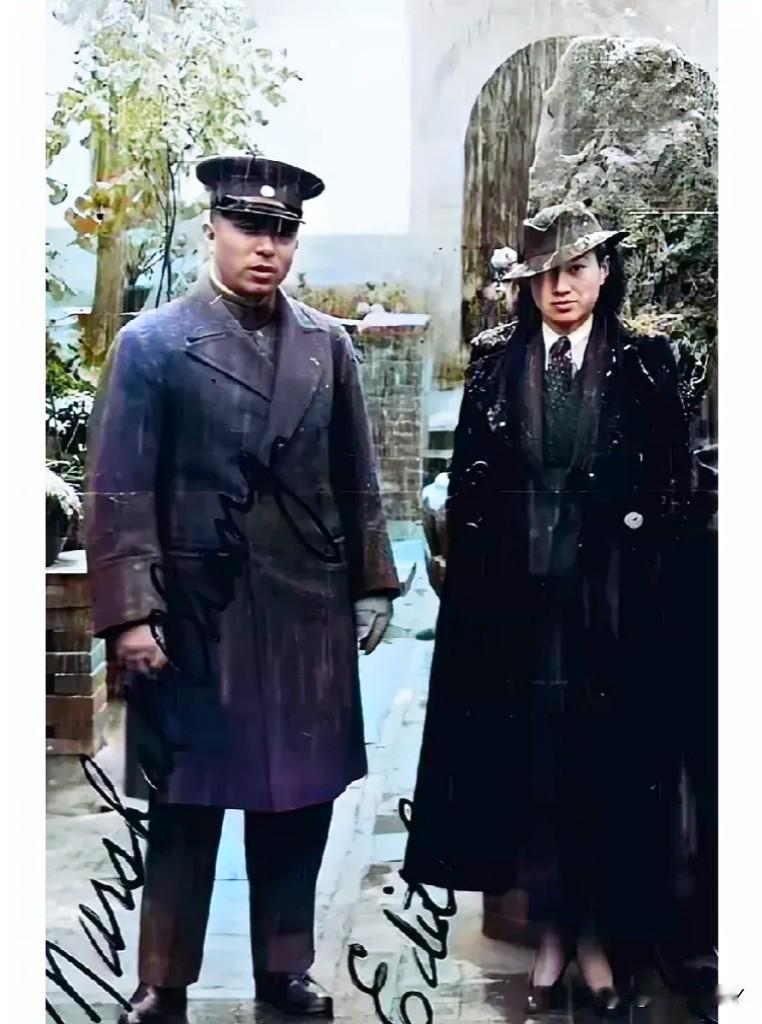 一张老照片，拍摄于1935年河南洛阳的冬天，大家看看在庭院的这两人是谁？原来这才