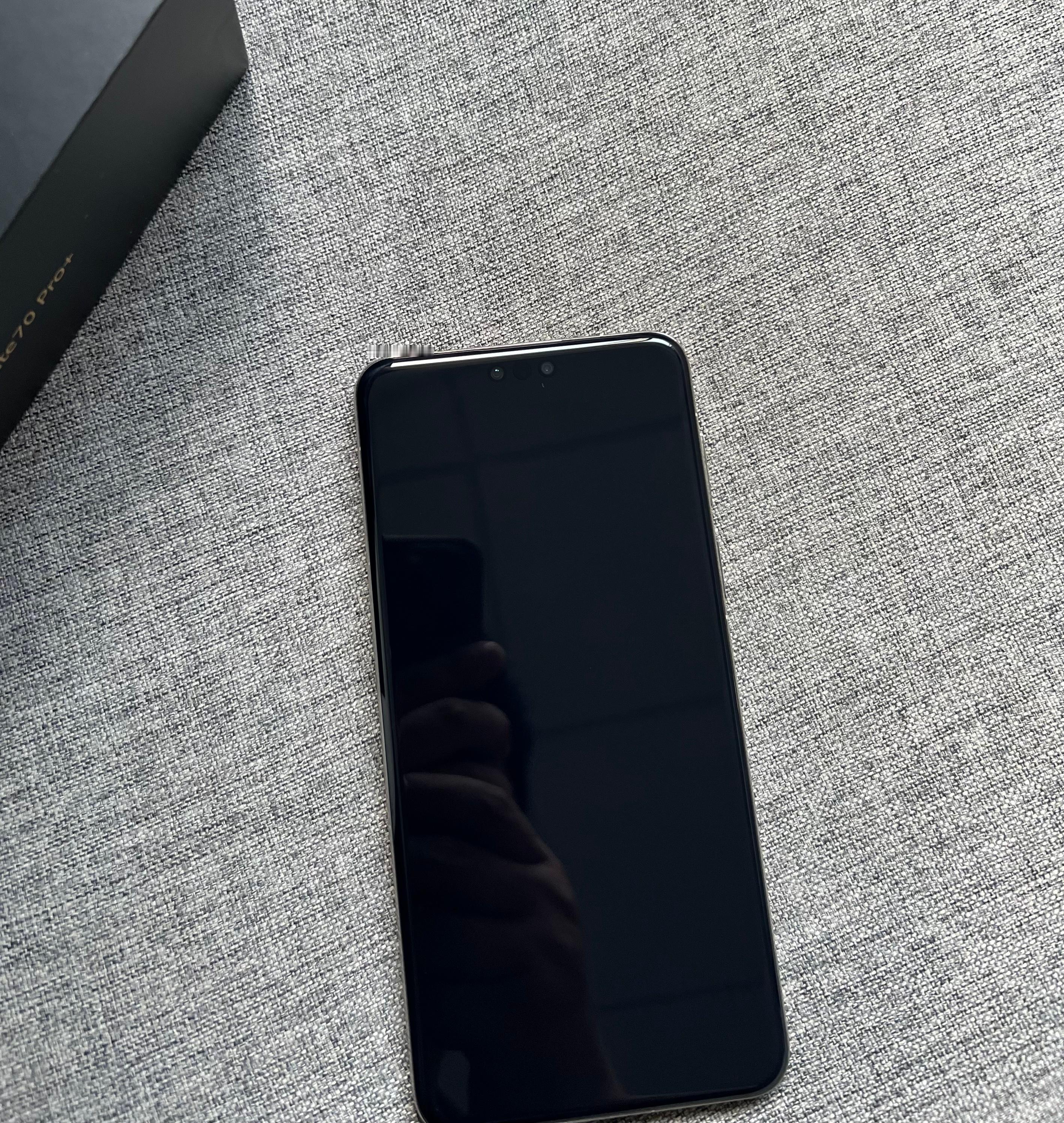 华为Mate 70 Pro+ 16+512G 飞天青，屏幕一处小划痕，外壳划痕磕