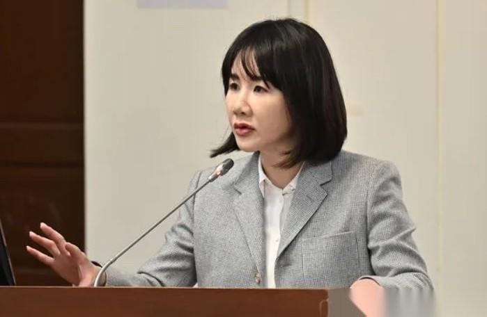 魏平政称谢衣鳯不会脱党参选 本人呛：不该由曾脱党的人替我回答。
当地蓝营内部的那