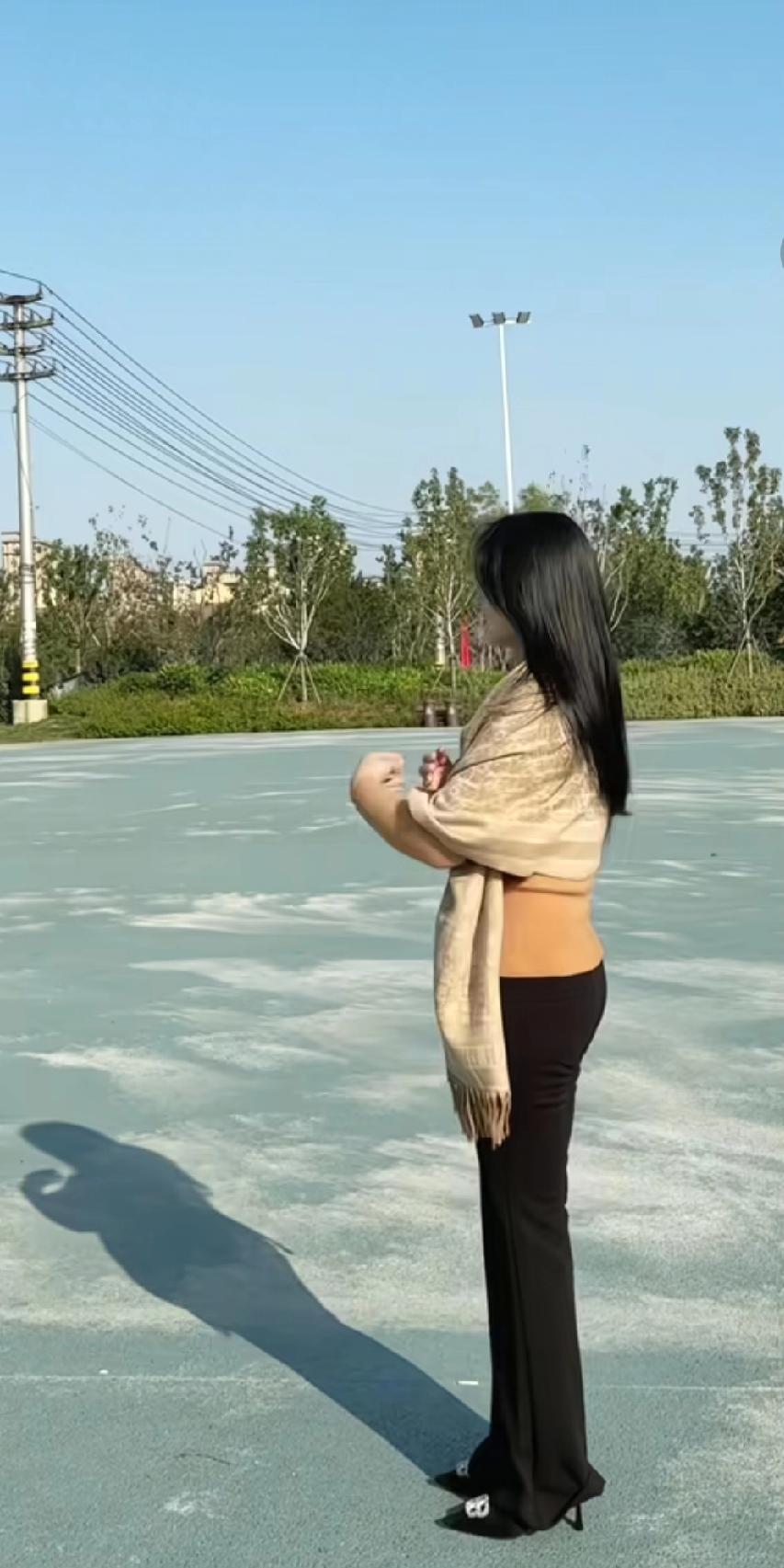 女生想要穿搭得优雅，有两个要点可得记好了。
颜色上，得选鲜亮的。中年女性肤色容易