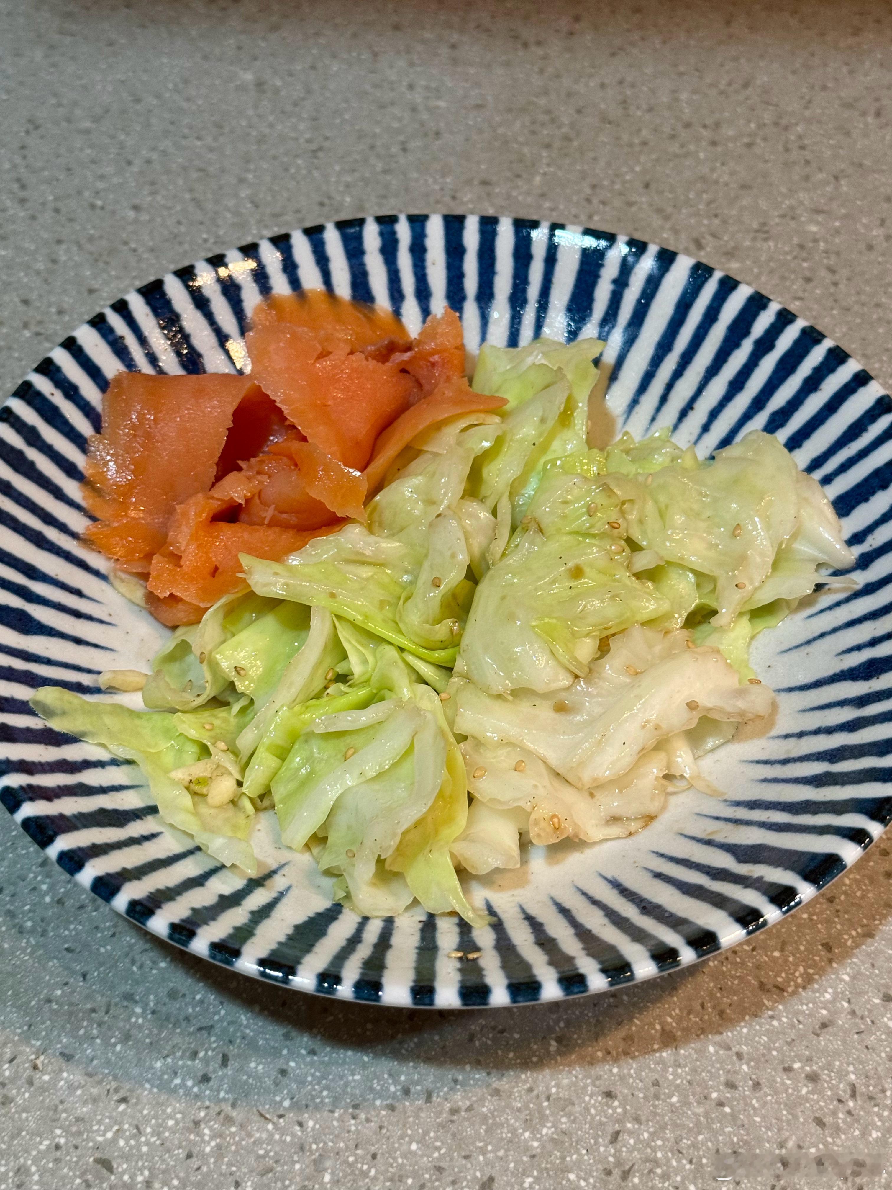 借鉴网上很火的“沙县”做法整了一回包菜，好吃到难以言表选的还是可生食的有机水果甘