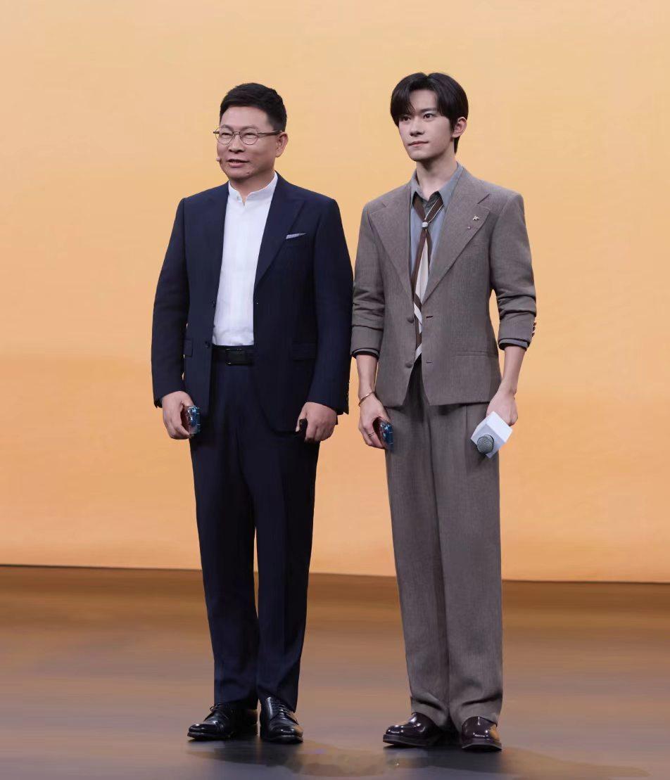 余承东称全新一代鸿蒙座舱来了总感觉余承东还藏着很多黑科技没告诉大家哈哈哈，开始期