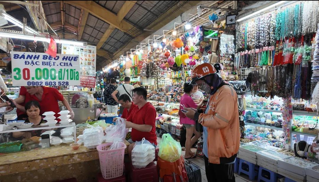 泰国消费者展现出独特的消费文化与行为模式，具有鲜明的“即时满足”倾向。发薪日城市