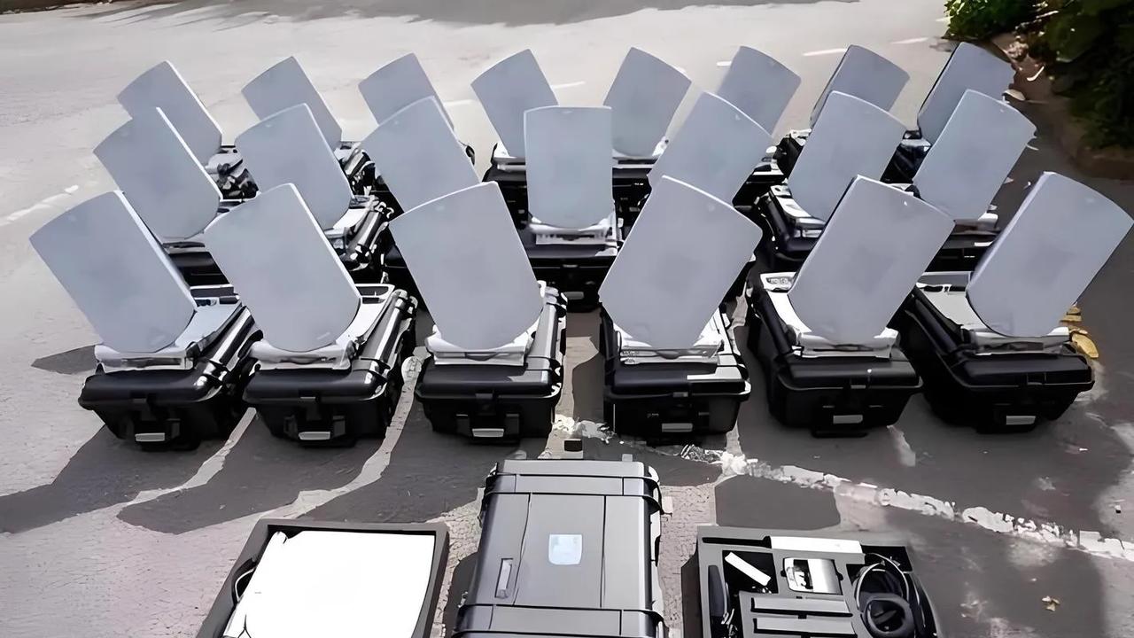 伊朗警方在德黑兰一住宅内发现星链设备，猜测是美以间谍的活动基地！

根据央视新闻