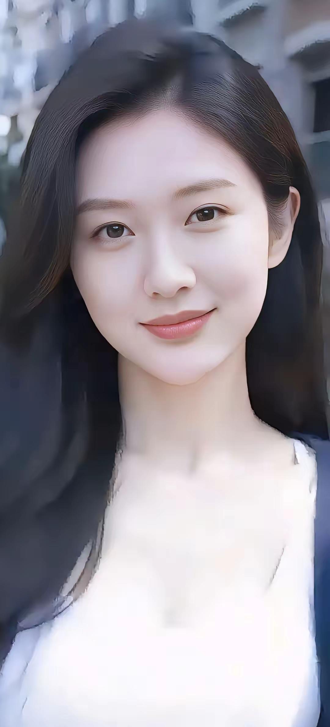 我嫂子
集美貌与智慧于一身
如此美好的一个人
却和我妈成了死对头
两人互不相让