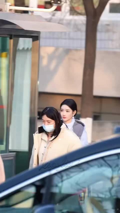 王玉雯春晚路透缎面长裙好仙 家人们快看王玉雯春晚第四次联排路透，她优雅下车，粉缎