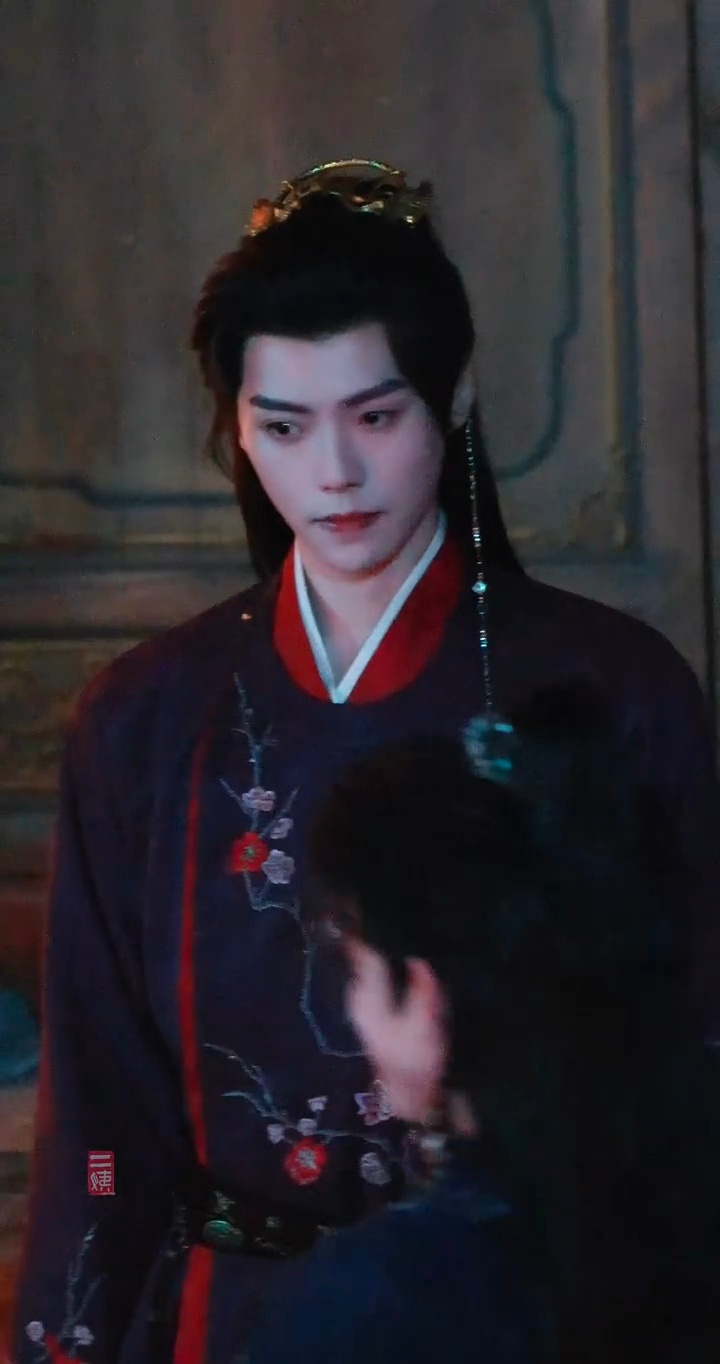 这个路透真的好一个精致矜贵如瓷娃娃，这种清冷又疏离的美也太戳人了