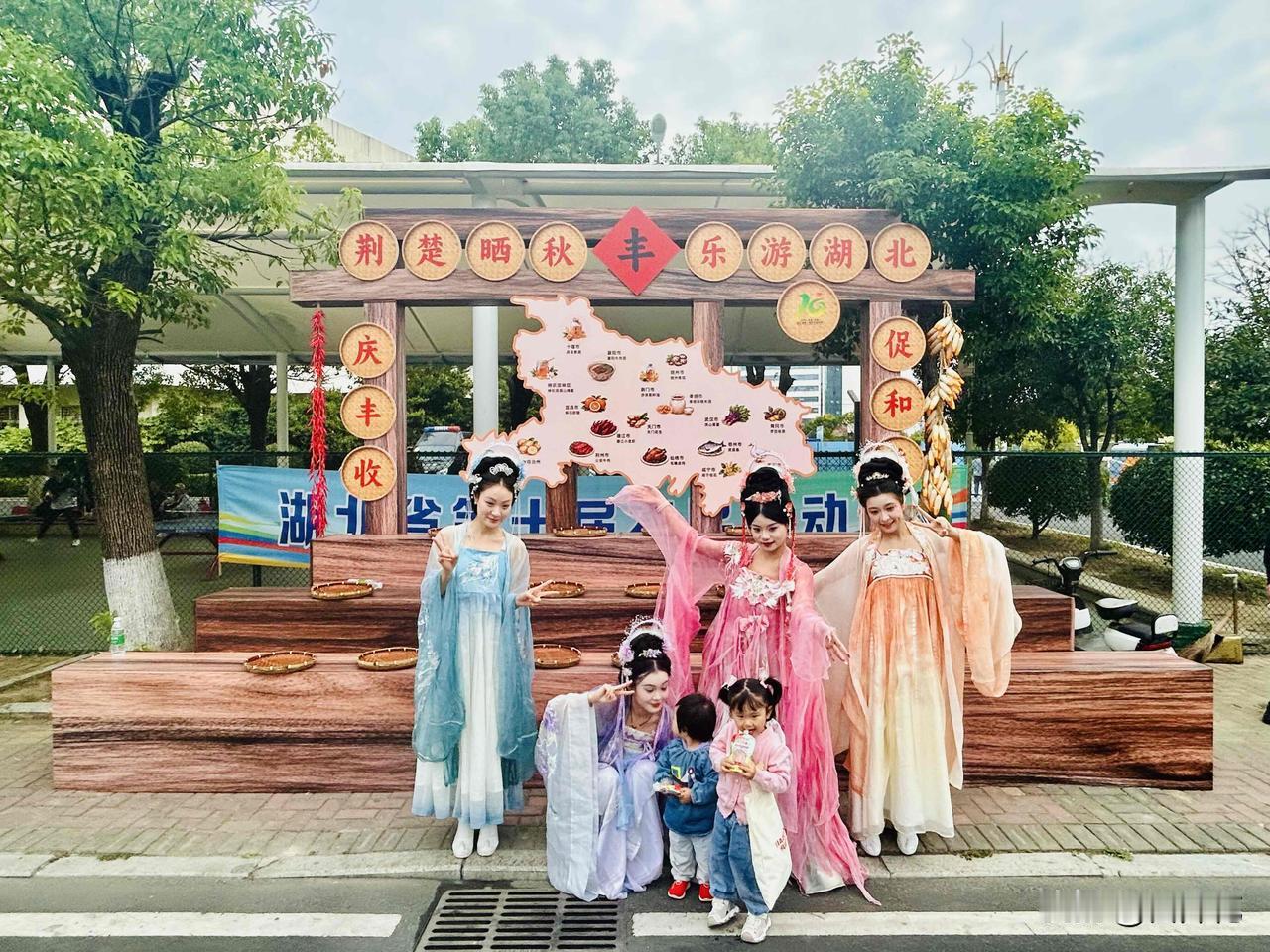 湖北省第十届农民运动会开幕式现场惊现“七仙女”（随手拍）。今天晚上，湖北省第十届