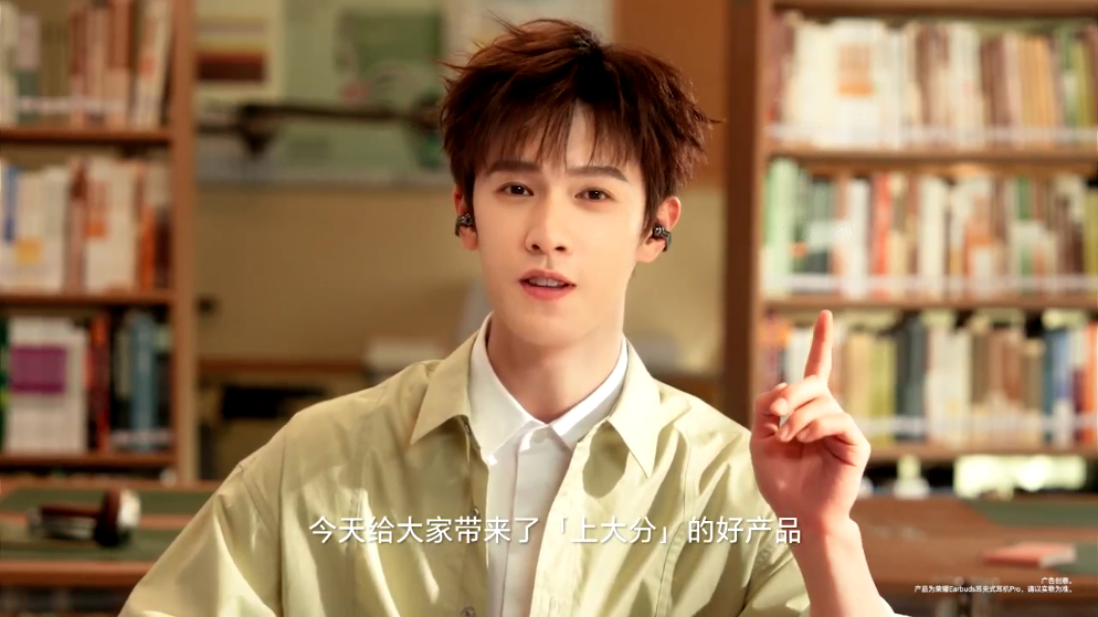 温柔是少年最动人的底色~ 镜头前的李昀锐松弛又治愈，眉眼干净温润，谈吐温柔治愈，