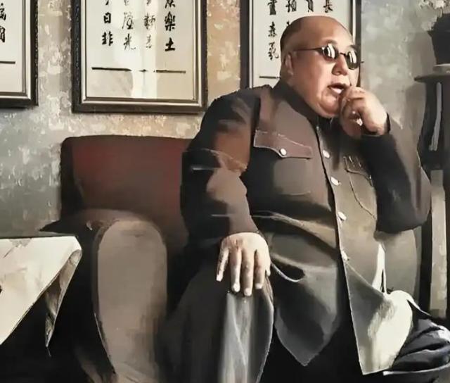 1956年，逃到美国后的马鸿逵，挺着腐败的大肚子，享受着小姨太给他做的奶酪，主政