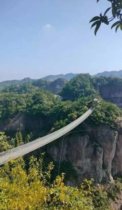 行到水穷处，坐看云起时。人生本就是一场边走边舍的旅程，放下浮躁，放下执念，以平常