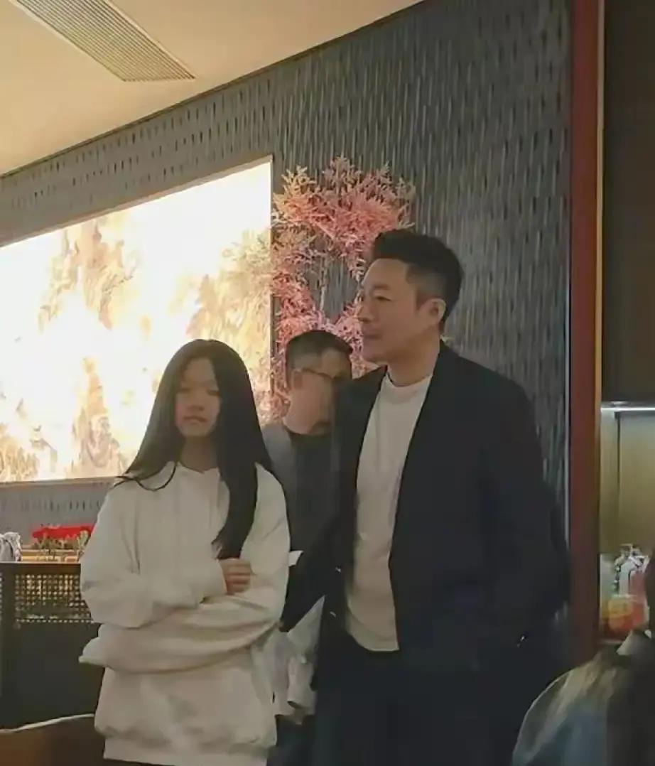 第一篇
那张脸。
不对劲。
越来越不像汪小菲了。
骨骼是亲生的，轮廓里有大S的影