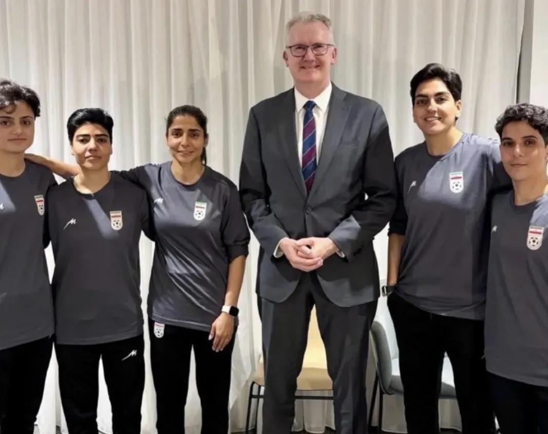 私下逃离伊朗女足球队的5名队员在澳大利亚集体亮相，澳大利亚内政部长托尼-伯克亲自