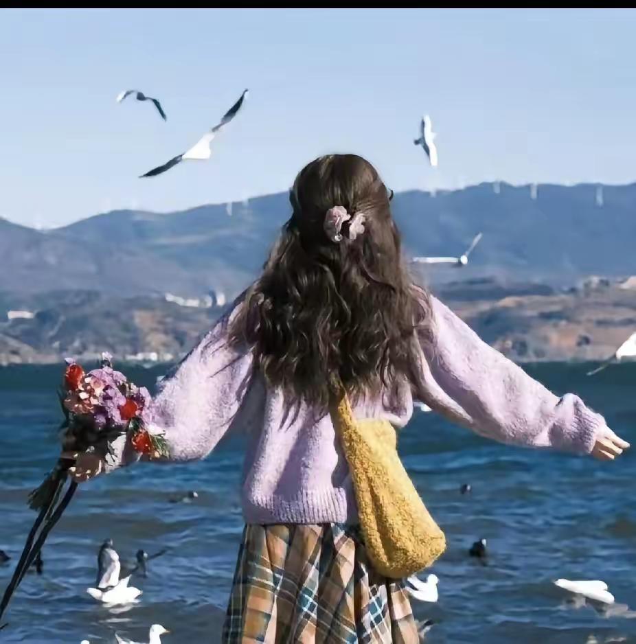 今天去超市买菜，路过菜市场门口时，瞧见个稀罕事儿——路边蹲了个大爷，面前摆着两筐