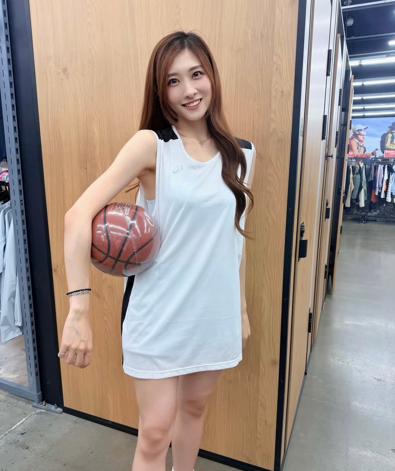 篮天下穿球衣的女孩 3v3，带一个？Images via ninaa0821 张
