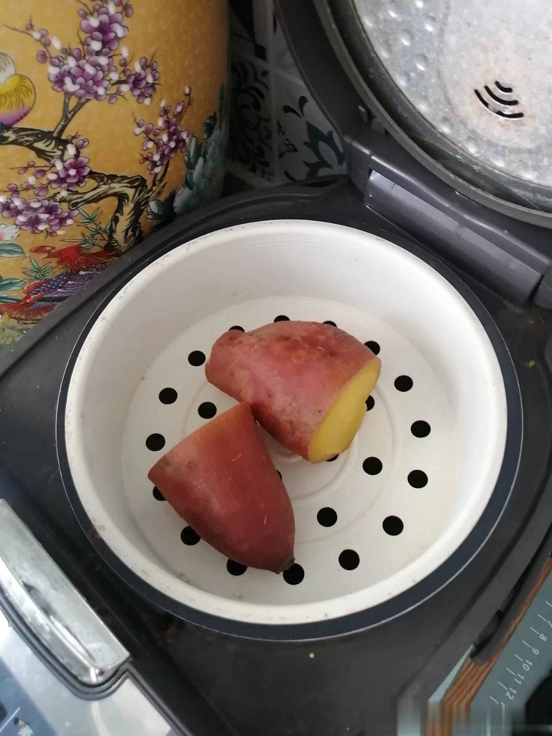 认真，今天我把生地瓜称了一下，300克多点儿。然后，我又把尾巴切下一小丢丢，想正