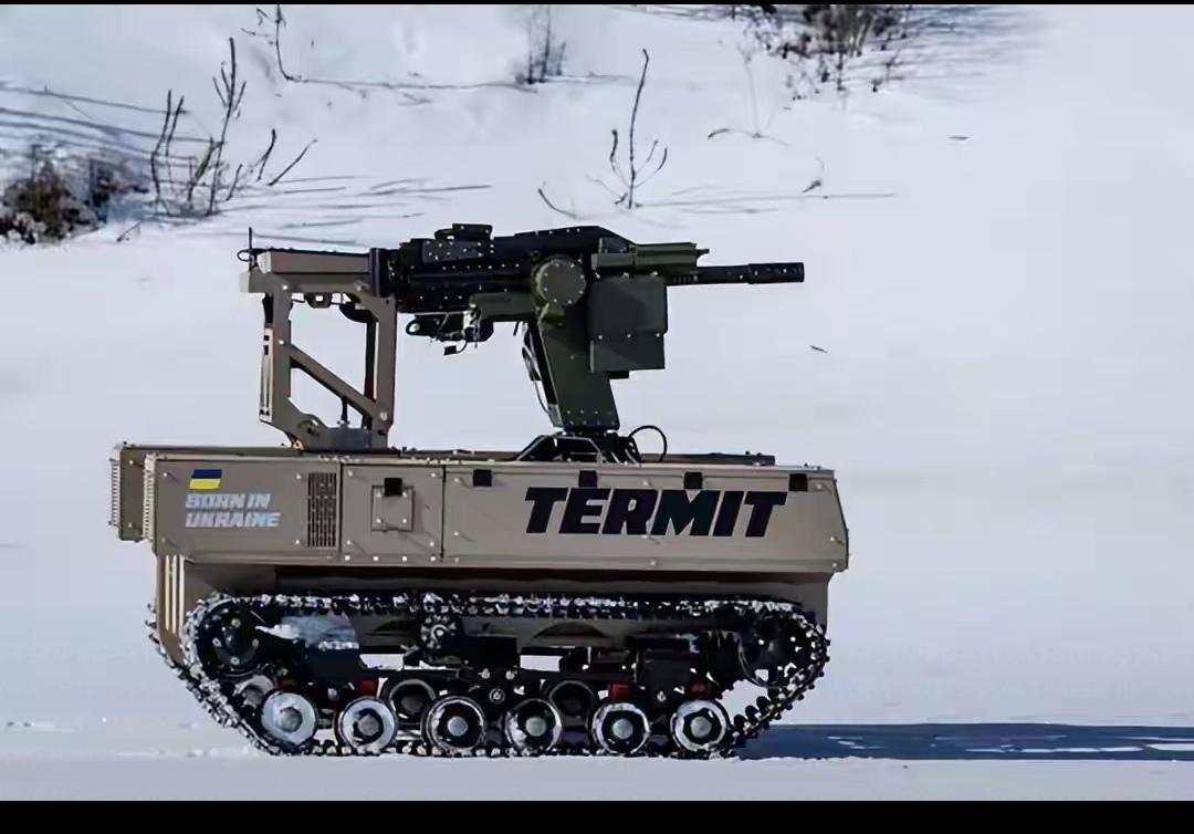 几年来的俄乌战争，倒让乌军提出了战场无人化。也是被逼无奈，兵员奇缺，物资还有西方