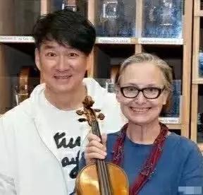 63岁的周华健和63岁的妻子，看着根本不像夫妻，周华健依然满头黑发，而妻子已经头