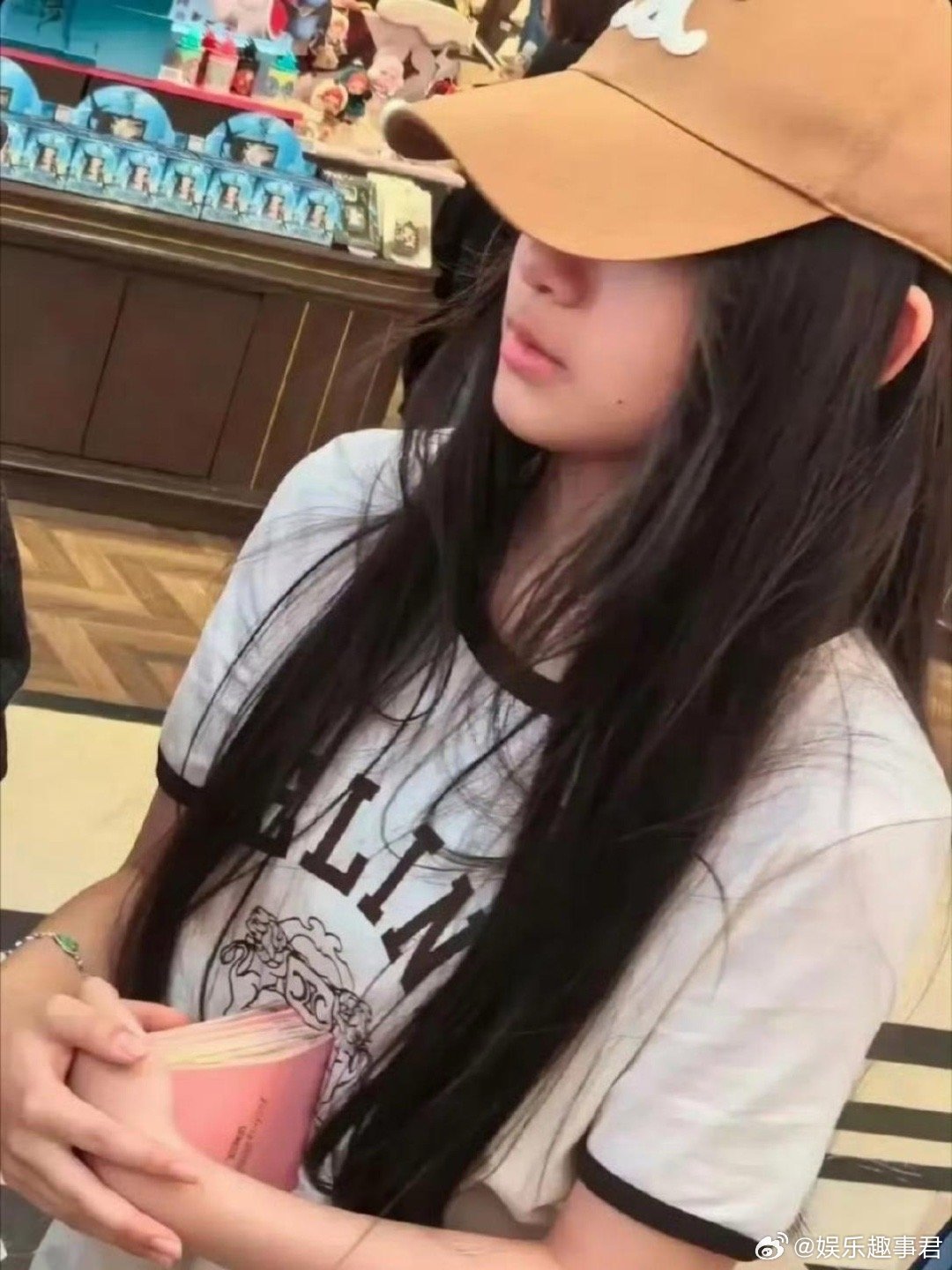 大S女儿给新生弟弟挑礼物才11岁的大S女儿汪希玥被爆给后妈马筱梅新生子挑选礼物。