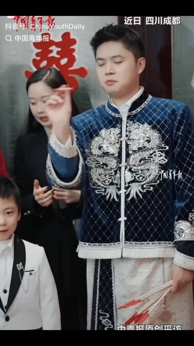 “解释不清了！”近日，四川成都，一对新人结婚，接亲环节大家要求新郎玩投壶游戏，不