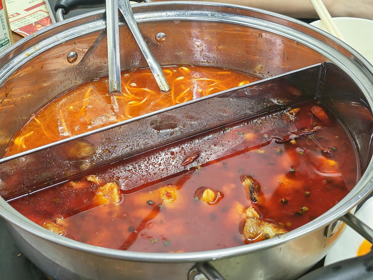 江南美食日记93
陪老婆特地去的贵州辣鸡火锅，选的鸳鸯锅，一半辣鸡锅一半酸汤锅，