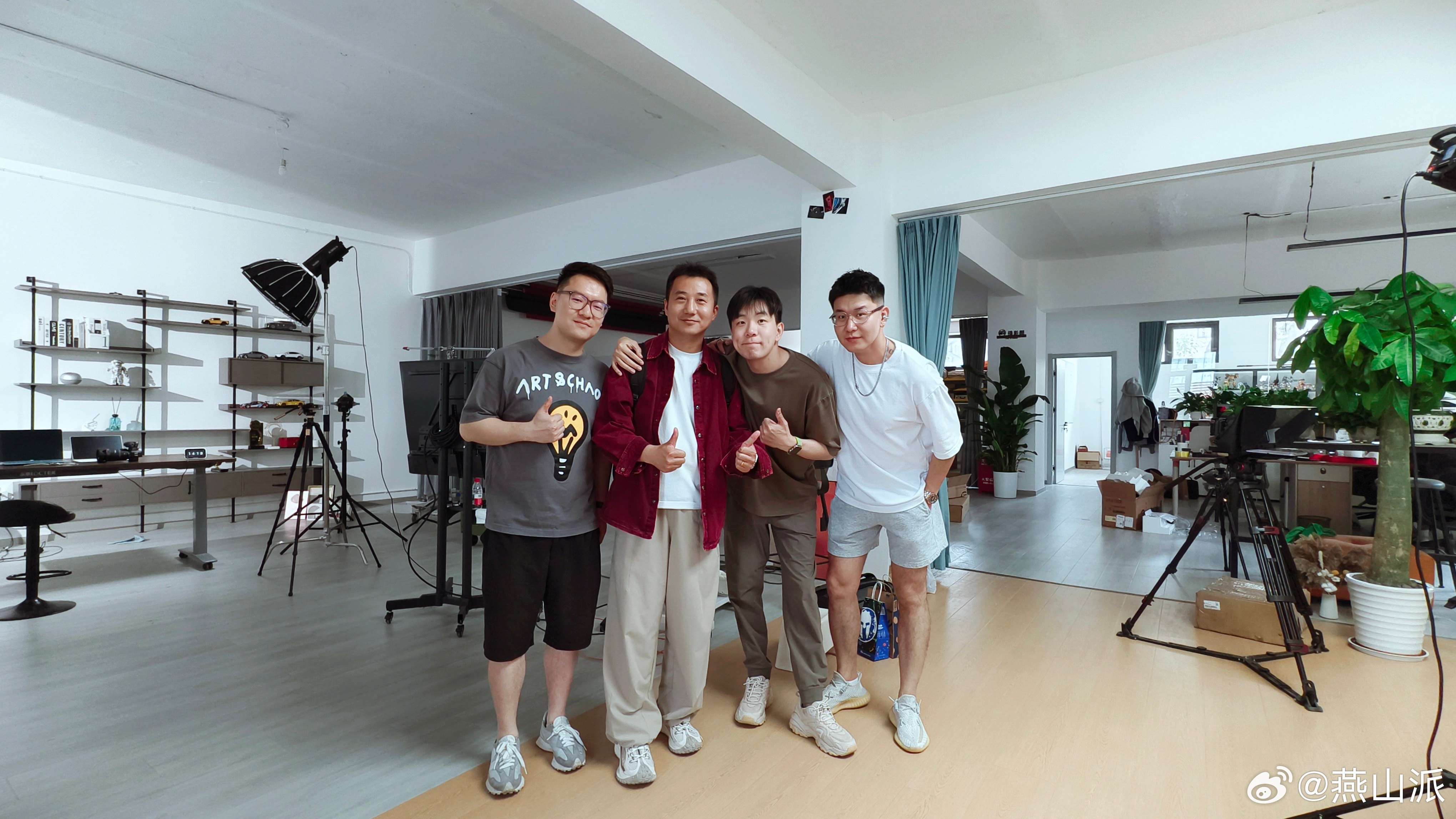 今天工作室迎来三位兄弟莅临指导，聊嗨了。奈何要出差，没能多玩儿会儿，招待不周了。