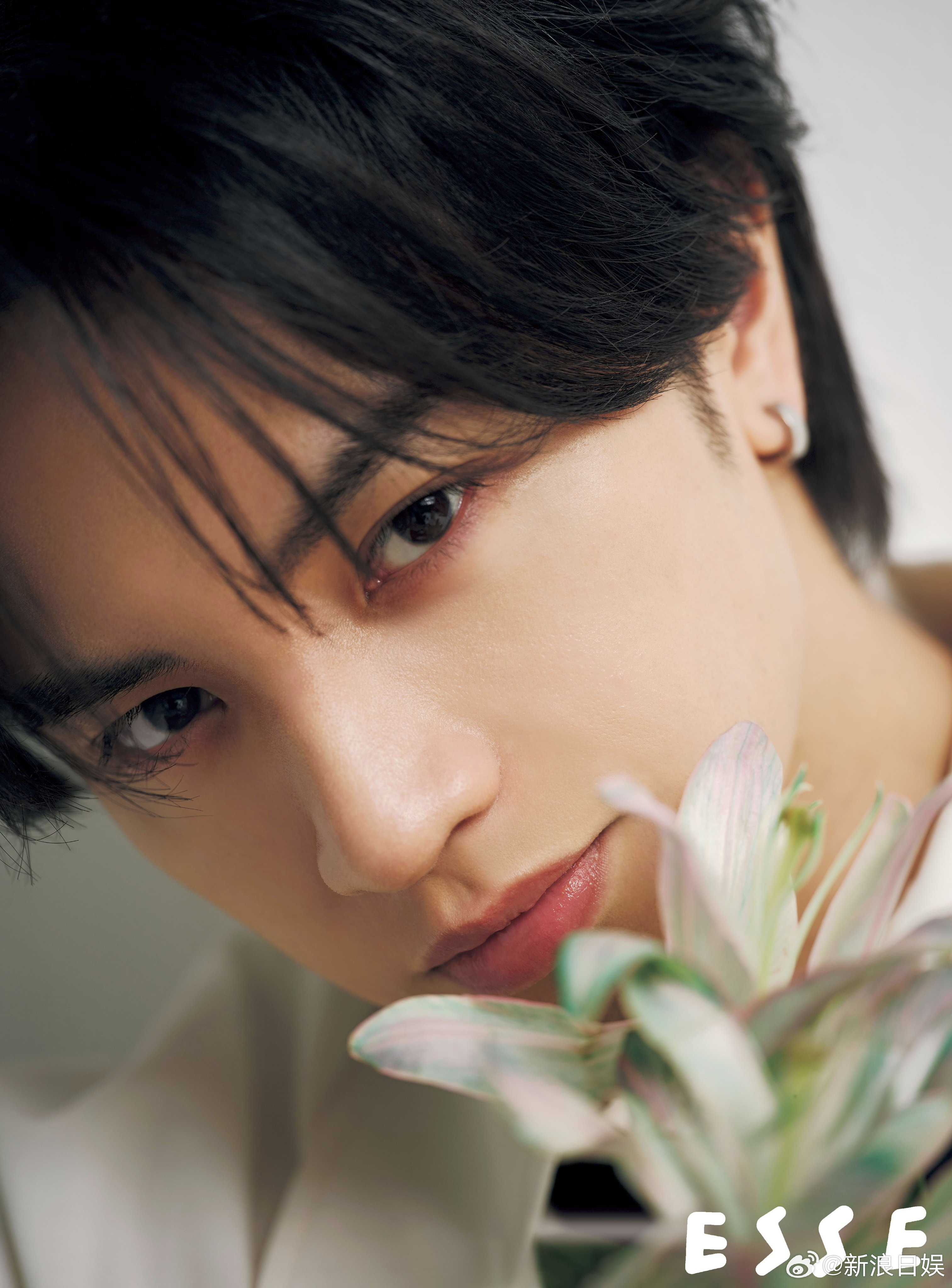 中岛健人 将首次登上生活情报杂志《ESSE》8月号的访谈连载专栏《男与花》。 