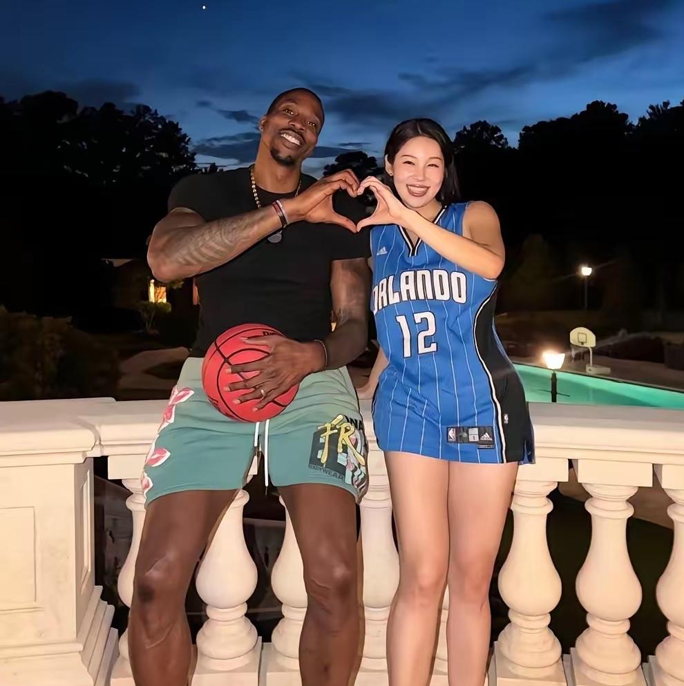 黑人球星并不一定都喜欢白人美女，有的人就喜欢黄种人美女，就比如魔兽霍华德。
  