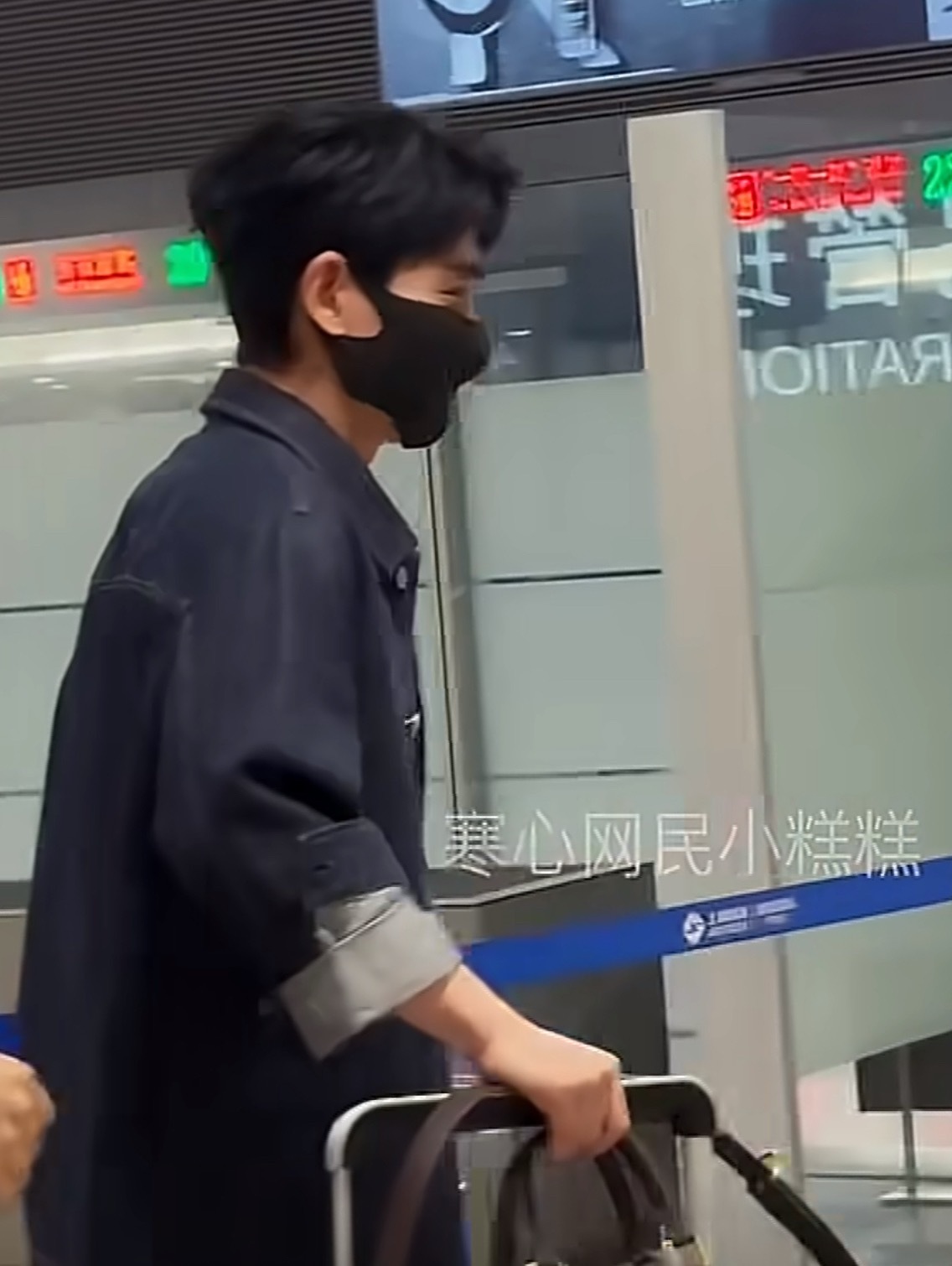 这种敛眉确实只有高鼻深目眉眼浓艳的人做出来才有意思。 