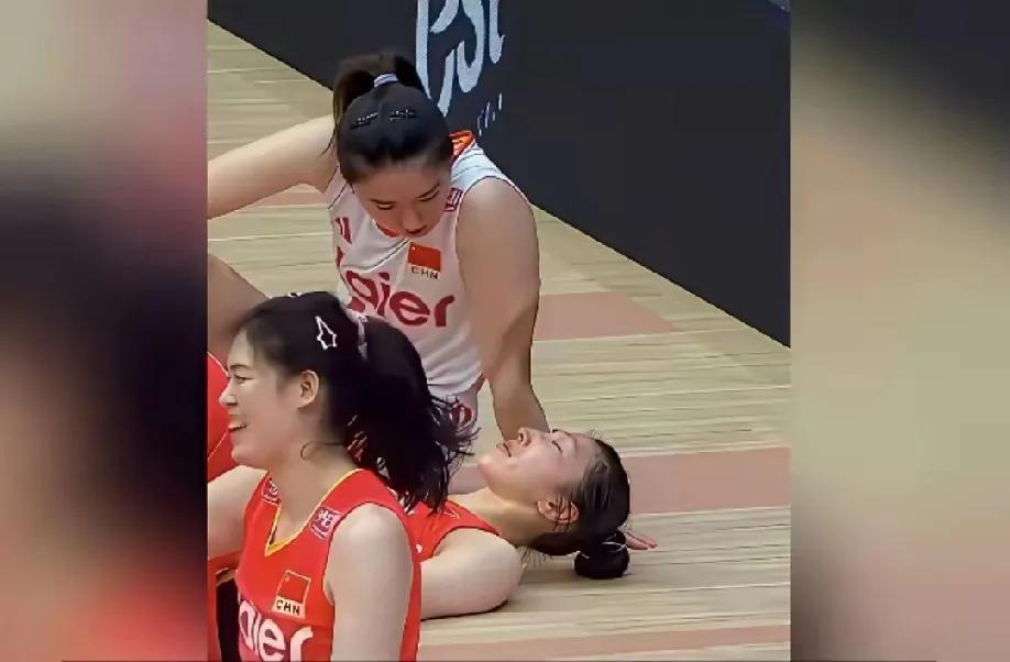 中国女排被淘汰了，吴梦洁哭了，有队员笑了，中国女排队内到底发生了什么？

202