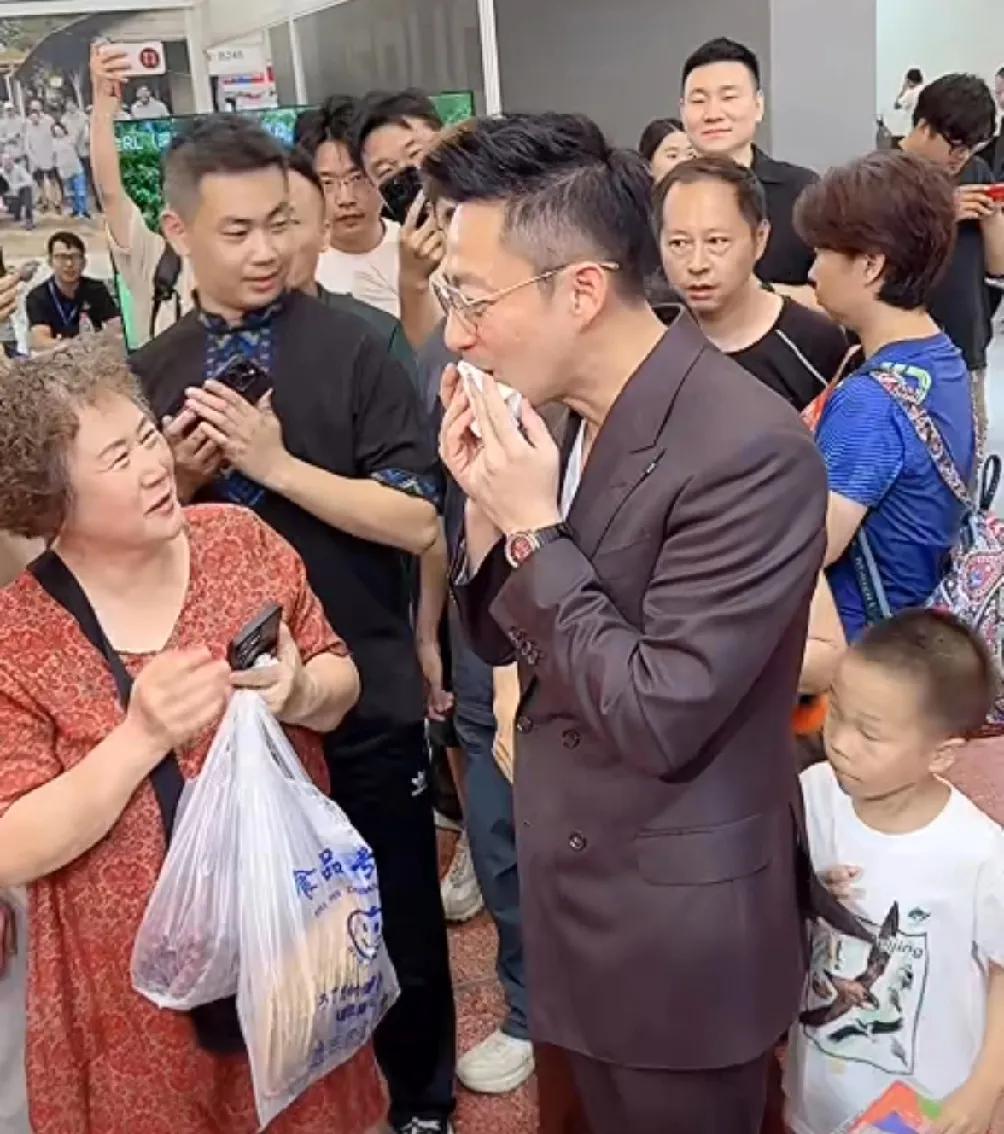 马筱梅好样的，又给S妈好好上了一课！
原来马筱梅一个人先回湾湾是去孩子学校了！