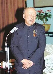 80年代社会上出现一些否定毛主席的言论，钱学森直言不讳:一个国家的经济落后了并不