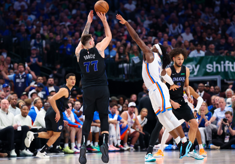 今日，前NBA球员德马库斯·考辛斯在节目中谈到了雷霆球员卢·多特是否适合与卢卡·