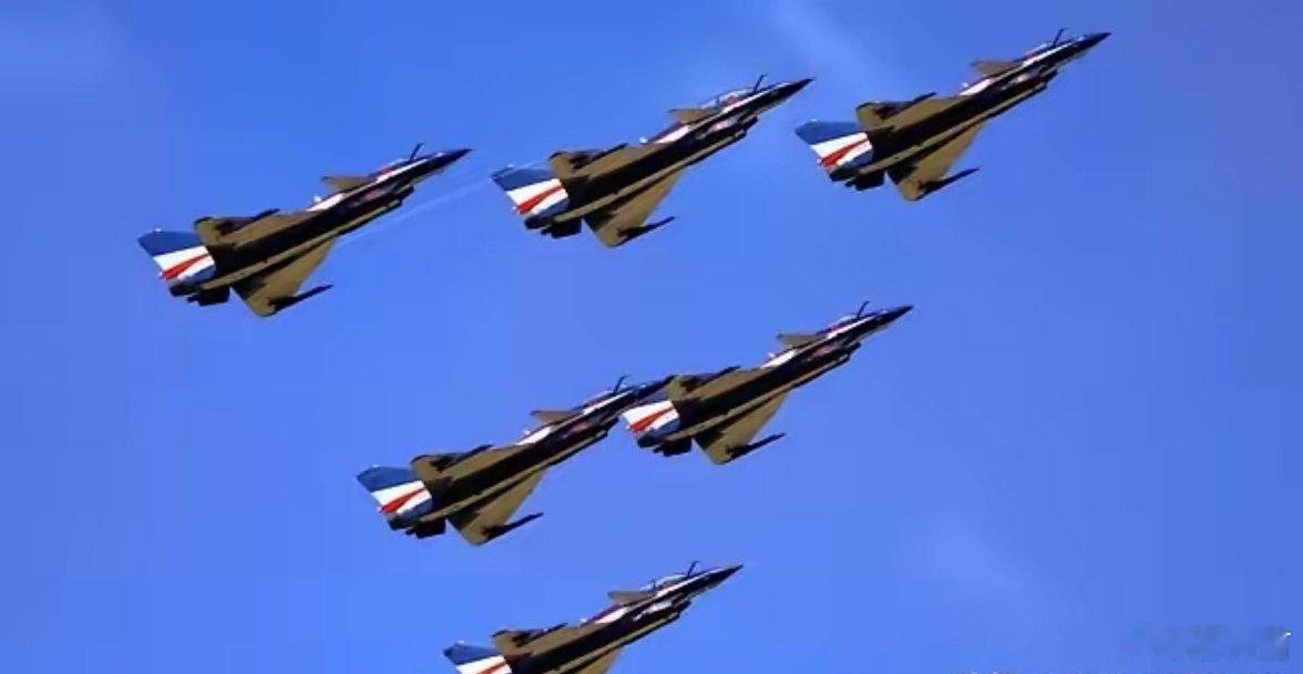 歼10首飞新加坡中国空军飞行表演队太帅啦！当地时间27日，7架歼 - 10表演机