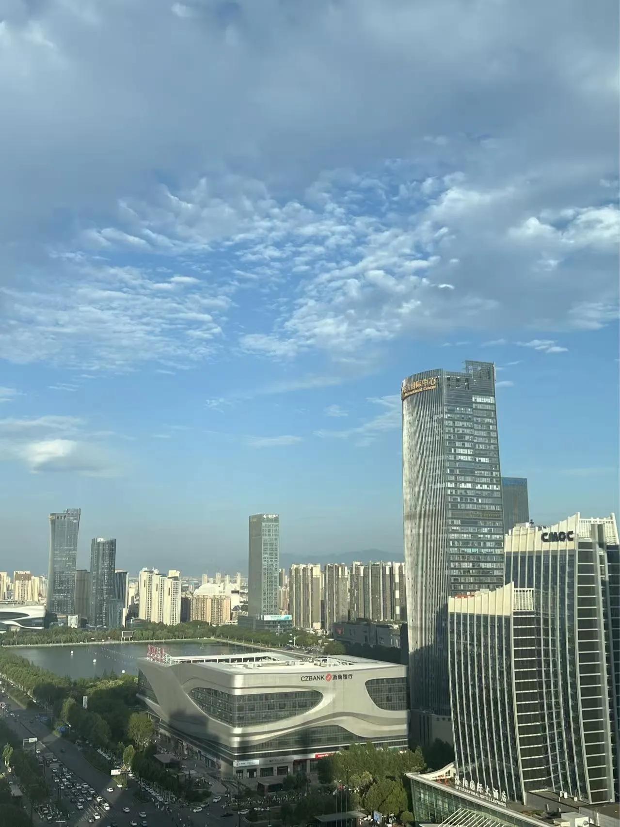 随手一拍的壁纸！
洛阳的夏天，时间：下午六点左右。
感觉洛阳现在越来越美，随手一